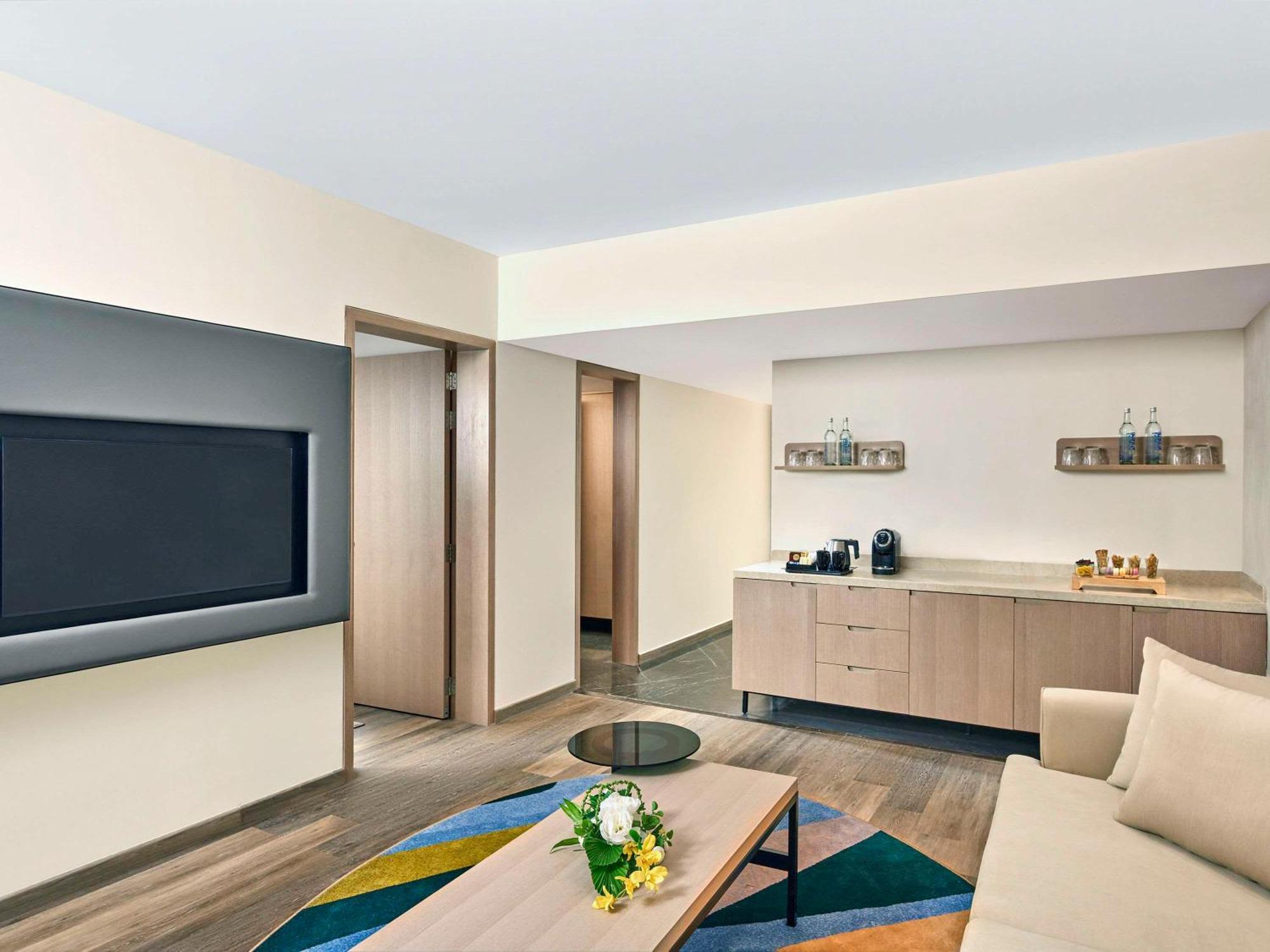 Novotel Mumbai International Airport Екстериор снимка A suite at the hotel