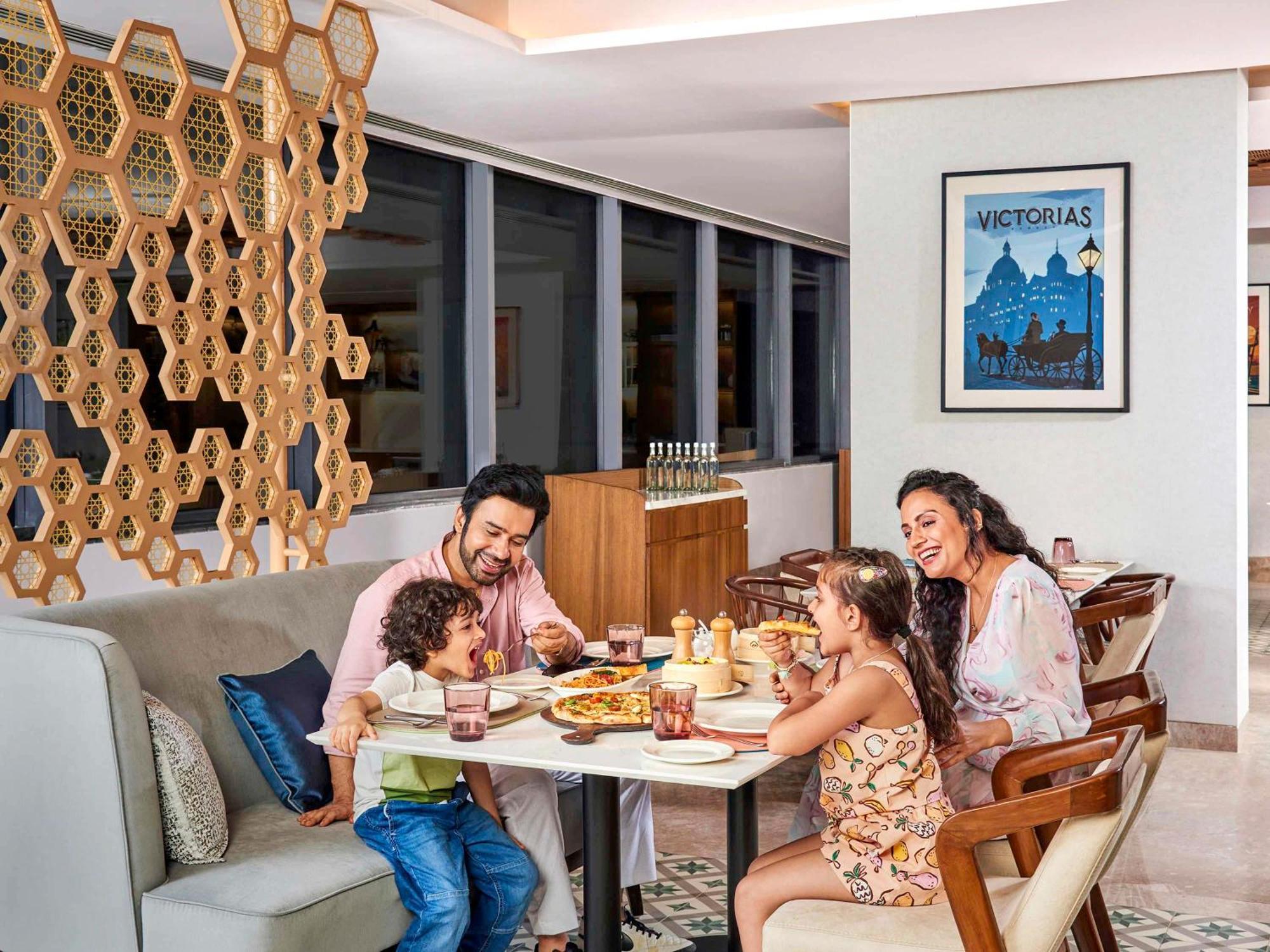 Novotel Mumbai International Airport Екстериор снимка Family dining at the hotel