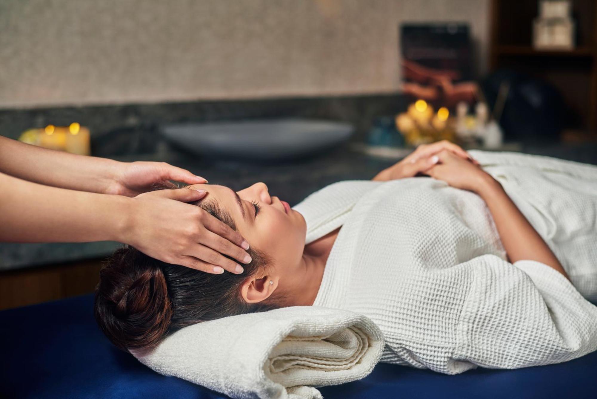Novotel Mumbai International Airport Екстериор снимка A woman receiving a head massage
