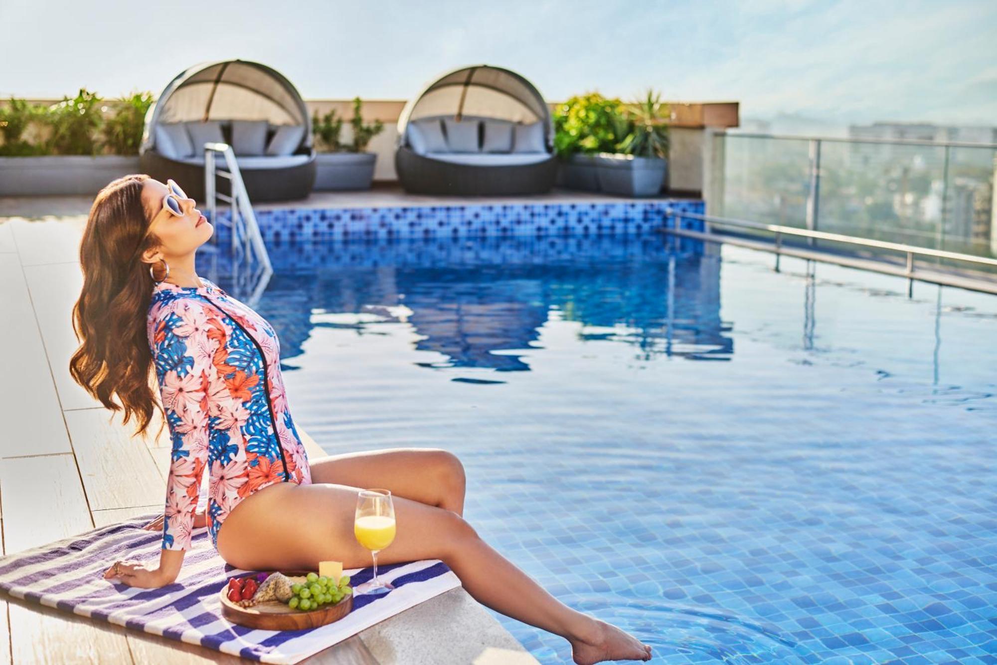 Novotel Mumbai International Airport Екстериор снимка Rooftop pool at the hotel