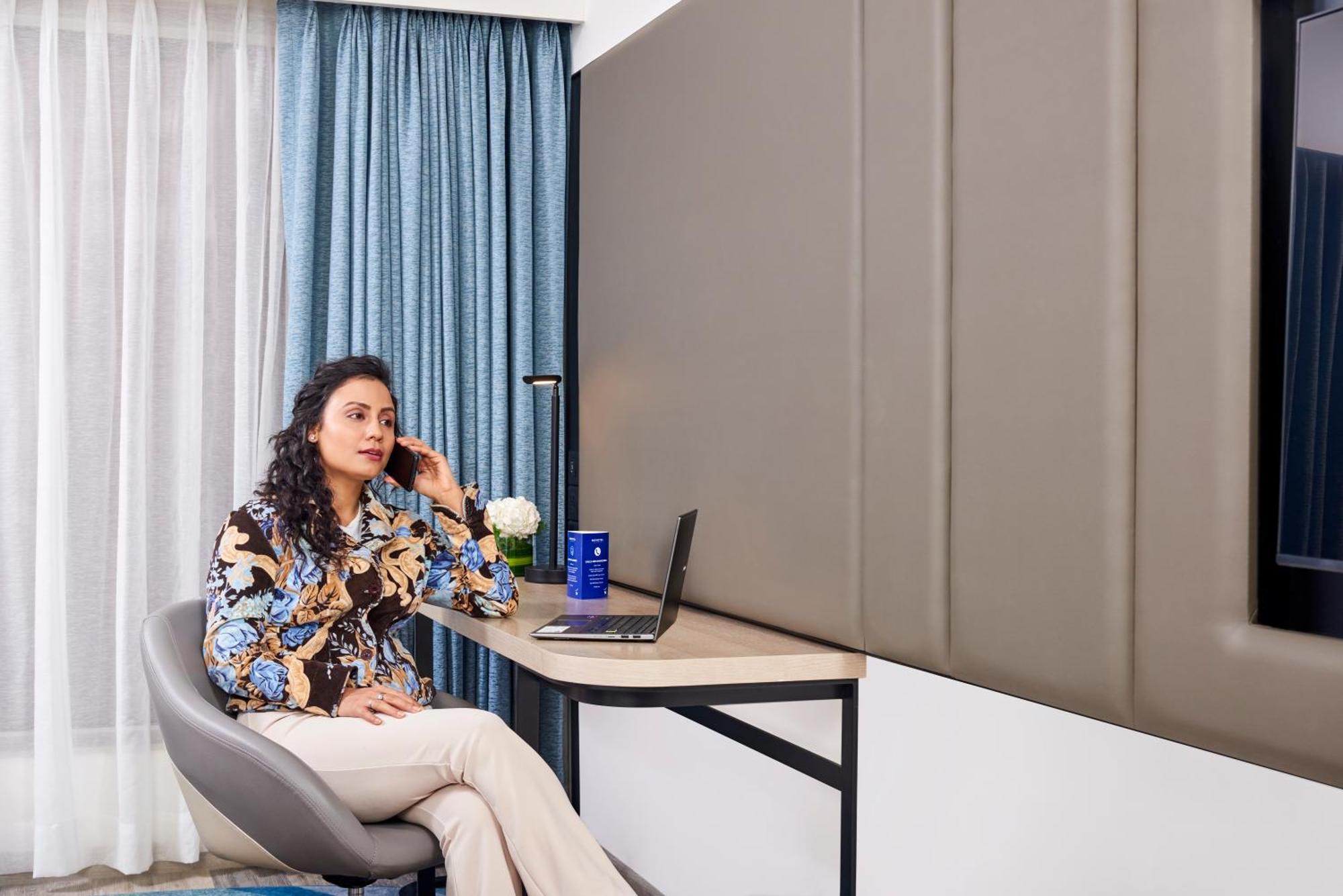 Novotel Mumbai International Airport Екстериор снимка A woman working from home