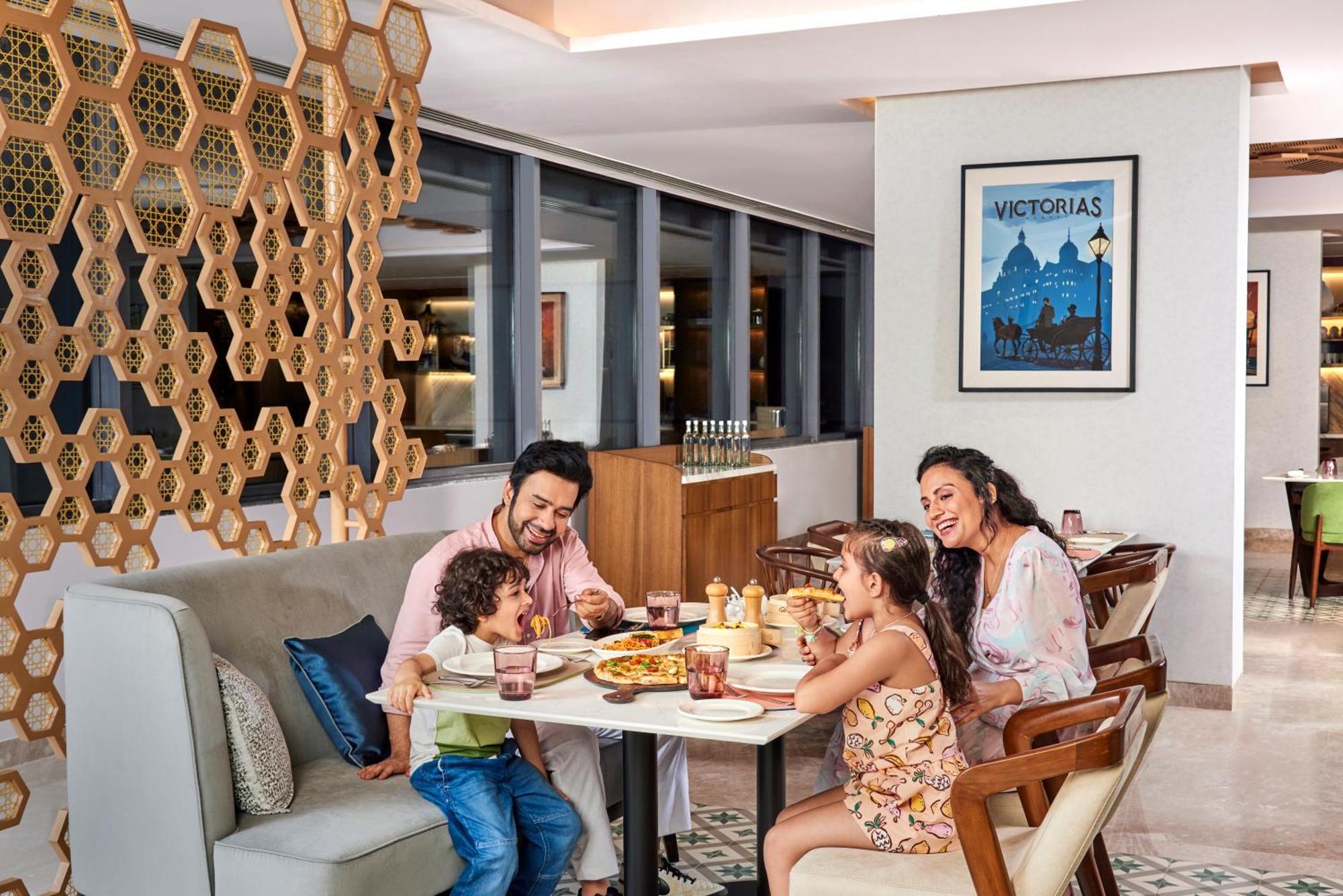 Novotel Mumbai International Airport Екстериор снимка Family dining at the hotel