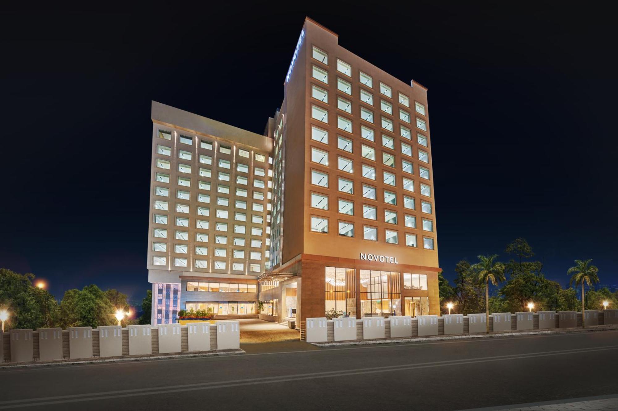 Novotel Mumbai International Airport Екстериор снимка The hotel at night